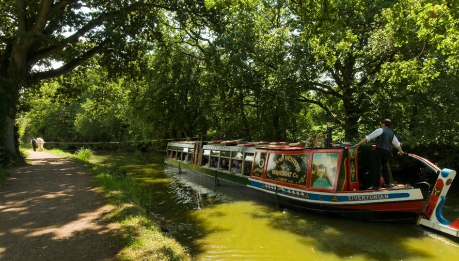 Horse drawn barge near Warnicombe Bridge.