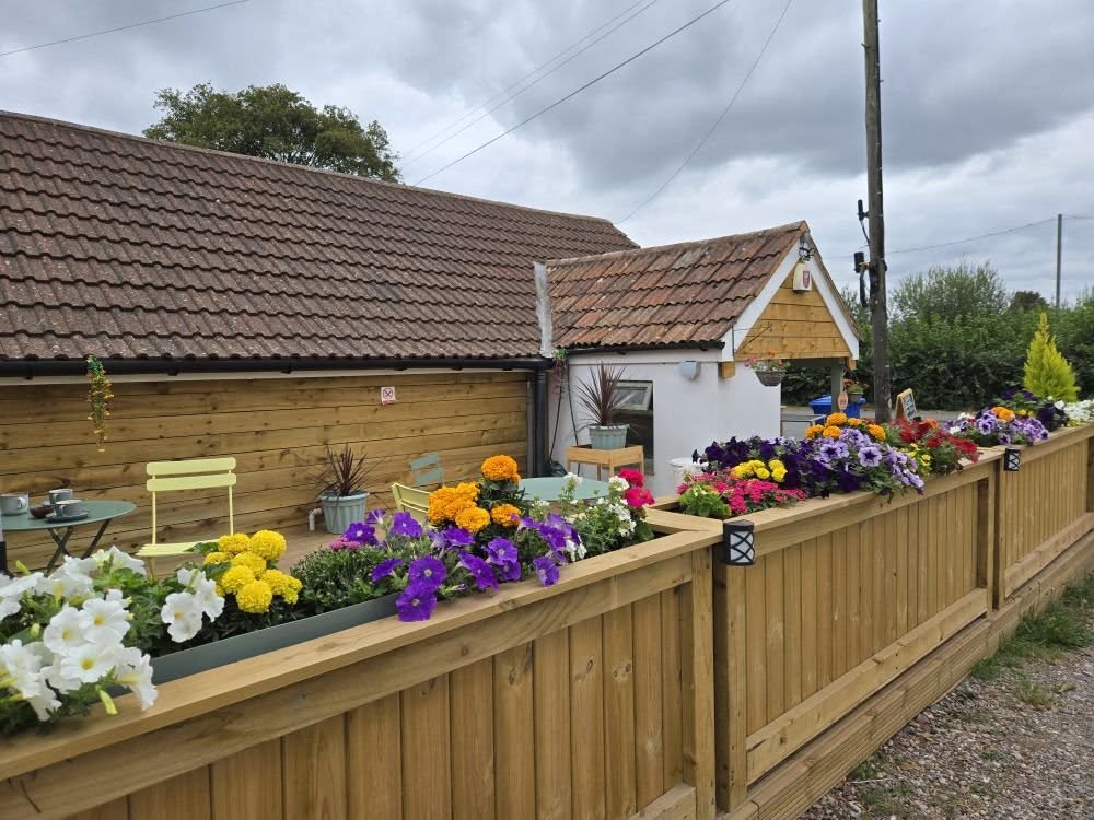 Lazy Hare Deli & Farm Shop - outdoor seating area