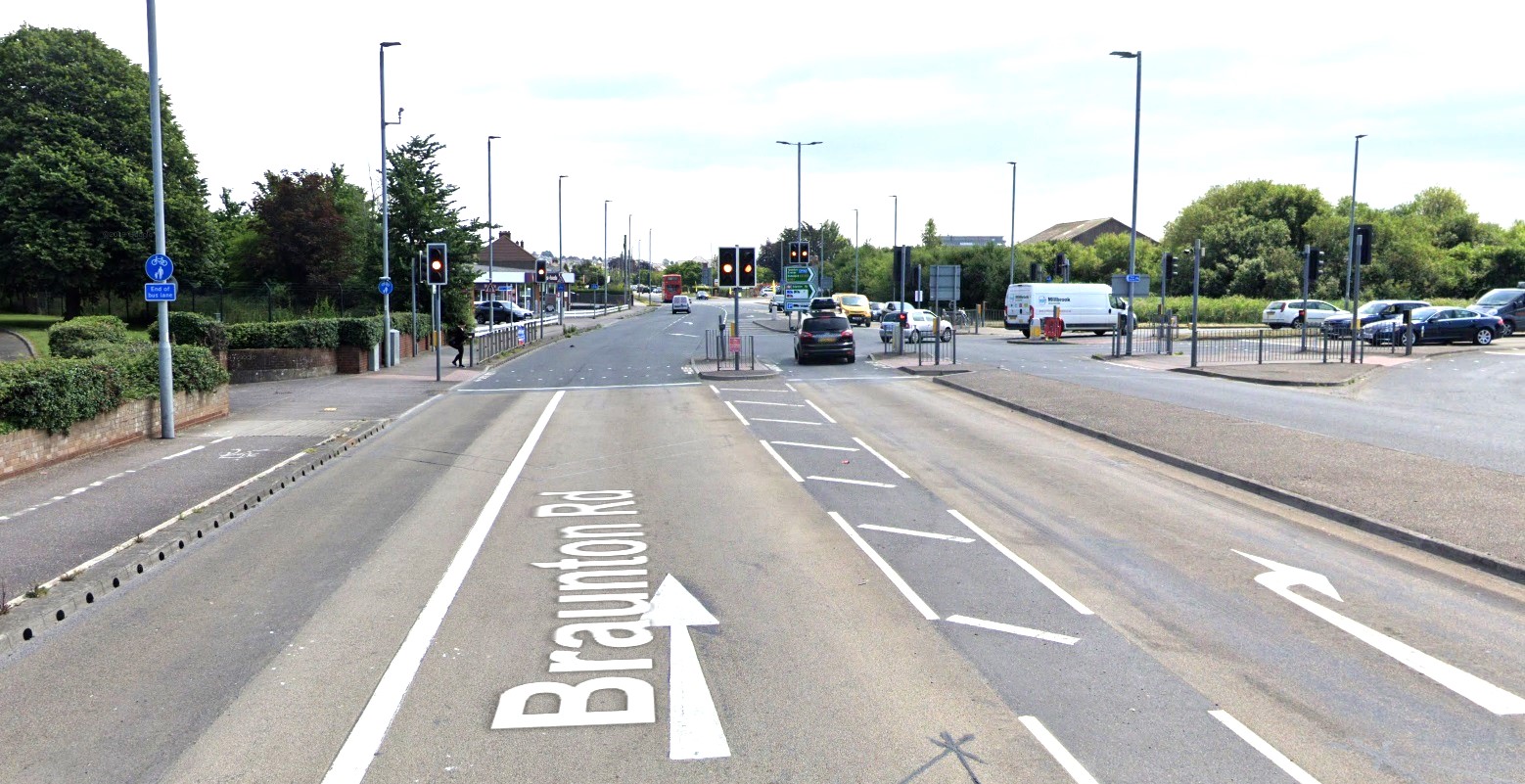 Google map view of travelling from Braunton road towards Barnstaple, bus lane on the left, straight across in the middle and the right turn lane into A361.
