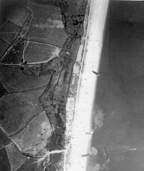 Mock assault on Slapton Sands as part of Exercise Tiger. US/30GR/LOC41 33 27-APR-1944. Historic England (USAAF Photography). 