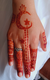 picture-of-hand-with-red-henna.png 