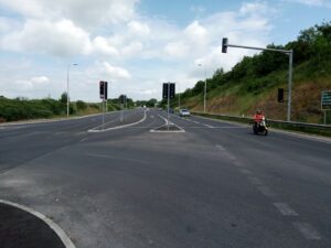 Photo of Westleigh Junction after improvements, with an additional straight ahead lane at the stop line